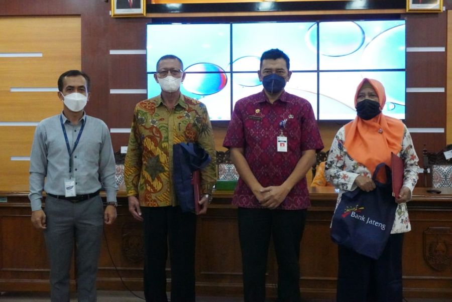 31 PNS Memasuki Usia Pensiun dan Menerima SK