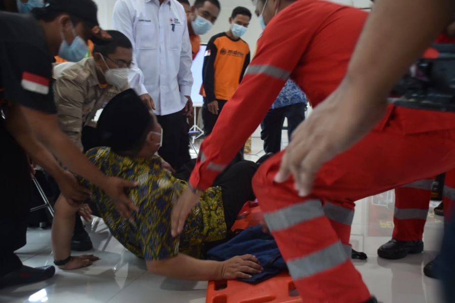 Adegan Jatuh Wagub Jateng Taj Yasin Dalam Pelatihan Siaga Bencana