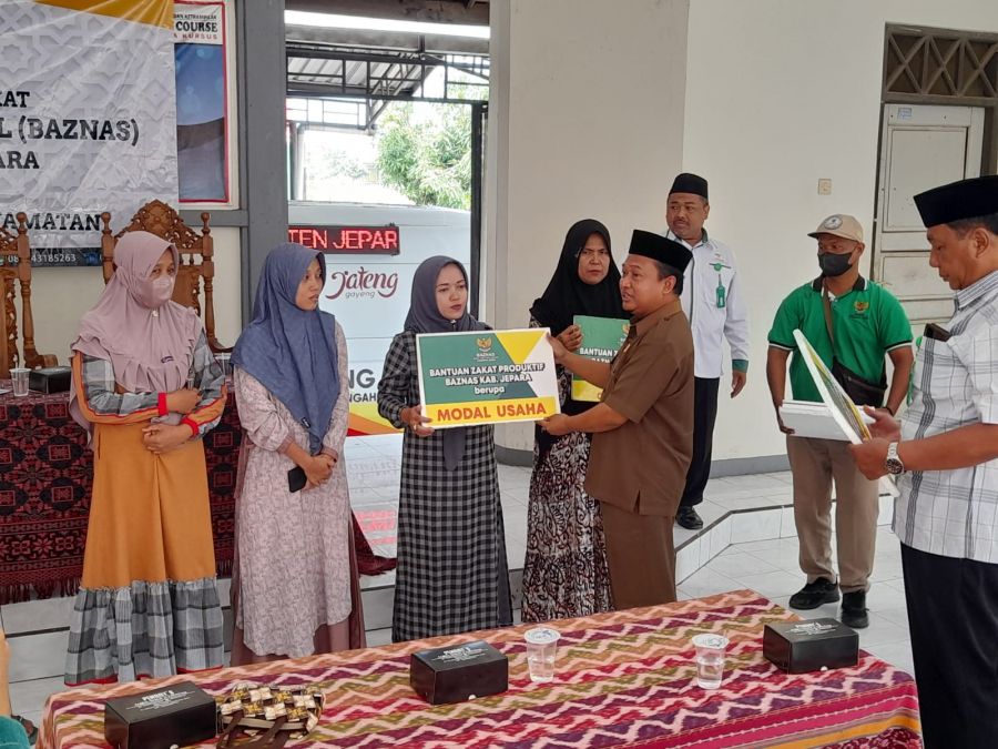 Nur Hidayat Anggota DPRD Jepara Fraksi Nasdem Salurkan Zakat Produktif Bersama Baznas Jepara