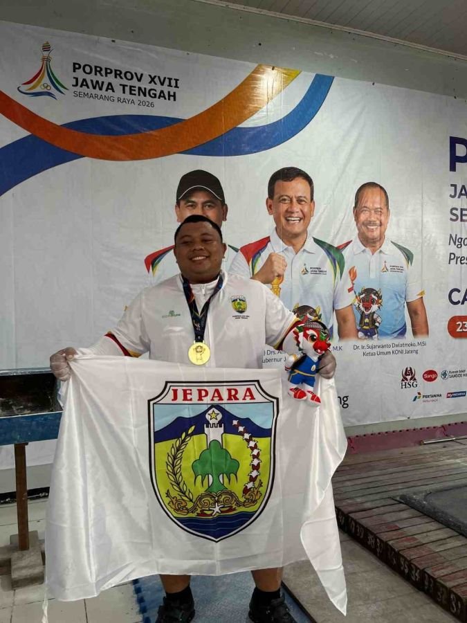 Atlet Angkat Besi Jepara Puguh Prasetyo Sumbang Medali Emas untuk Kontingen Jepara