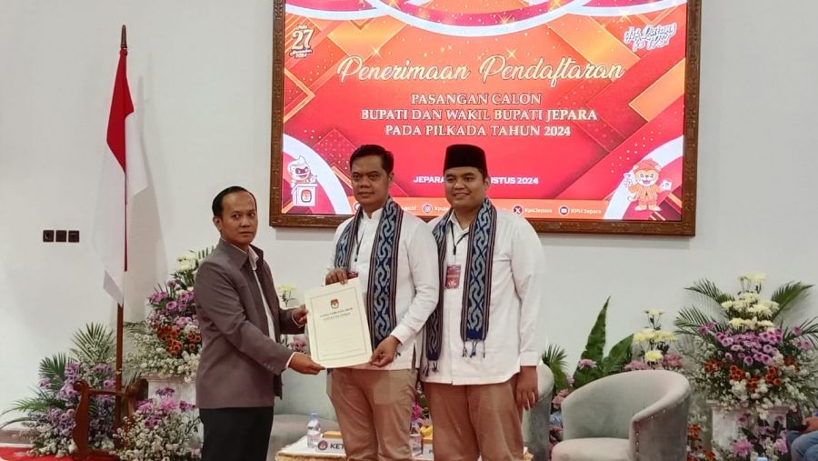 Berlangsung Gegap Gempita saat Pendaftaran Paslon Mas Wiwit dan Gus Hajar di KPU Jepara
