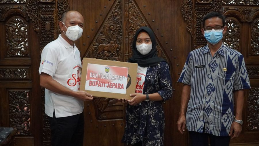 Bupati Beri Hadiah Laptop Peserta Yuk Sekolah Maneh