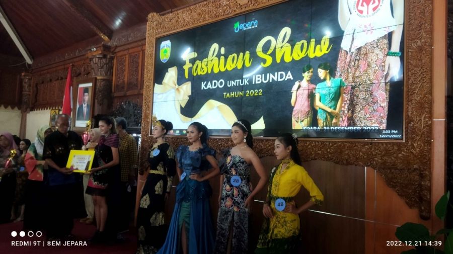 Dekranasda, YKI dan MGMP Gelar Fashion Show Bagi Kaum Milenial Jepara