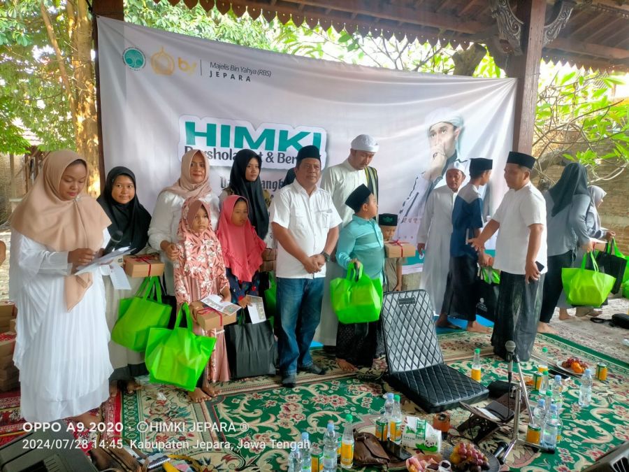 HIMKI Jepara Bersholawat dan Santunan YATAMA di Kreasian Antique Furniture Desa Srobyong