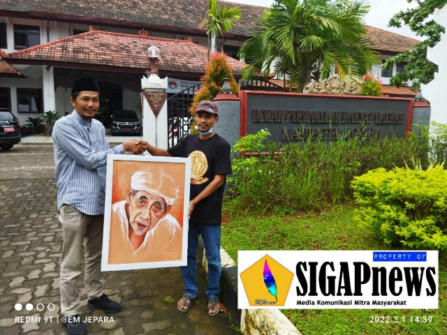 Kang Ni'am PPP Beli Lukisan Kanvas Wajah Mbah Maimoen Ciptaan Pelukis Desa Robayan