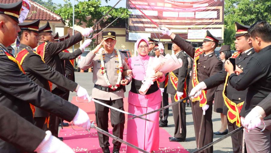 Kapolres Jepara Resmi Berganti, Sertijab Diwarnai dengan Tradisi Pedang Pora