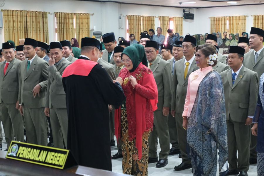 Mbak Osel dari PDIP, Berkebaya Merah Senada Warna Partainya Saat Dilantik Menjadi DPRD Jepara