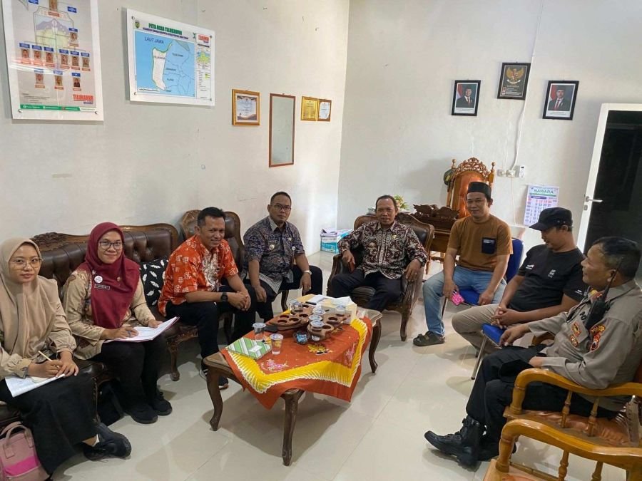 Mu'adz Camat Tahunan Koordinasikan Persoalan Pembersihan Sampah di Desa Telukawur 