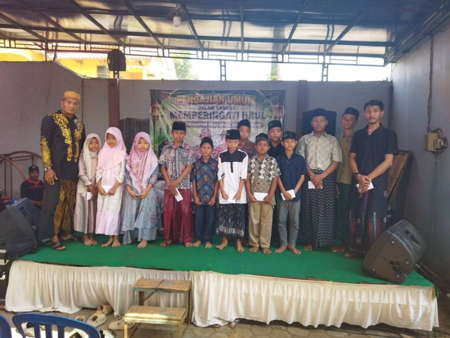 Pengajian Umum Peringatan Haul H. Mas'adi dan Hj. Aslifah di Desa Sengonbugel 