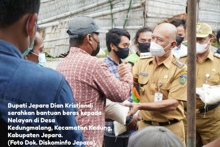 Penyerahan Bantuan Beras di Masa Paceklik Kepada Nelayan di Desa Kedungmalang