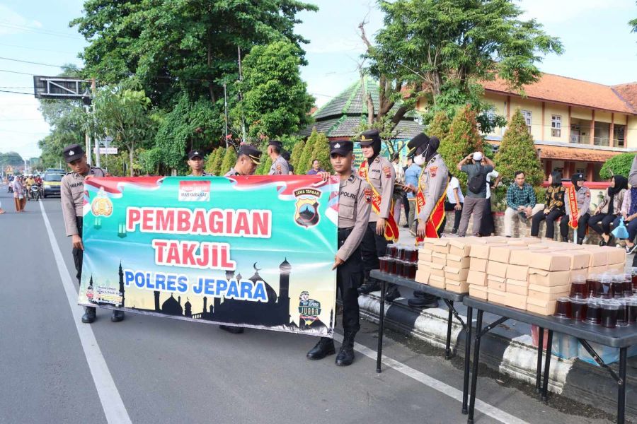 Perkuat Sinergi Polri dan Masyarakat, Polres Jepara Berbagi Takjil saat Ramadan