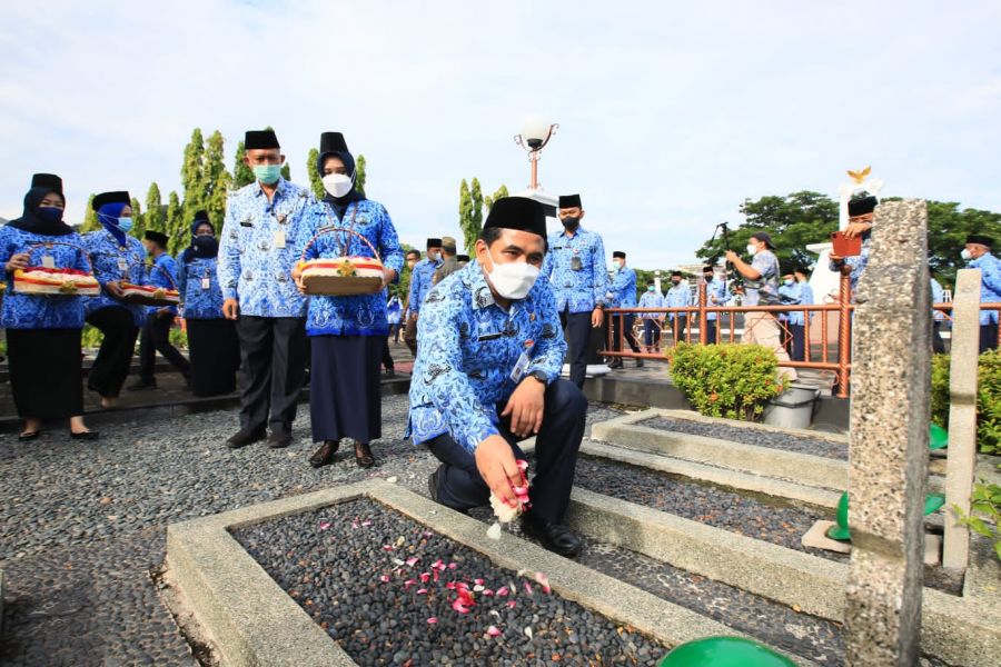 Pimpin Upacara Ziarah Pahlawan di TMPN Giri Tunggal, Taj Yasin Ingatkan ASN Jangan Korupsi