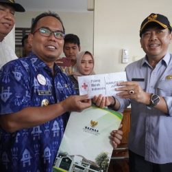 Pj Bupati Jepara Serahkan Bantuan Korban Kapal Tenggelam di Karimunjawa