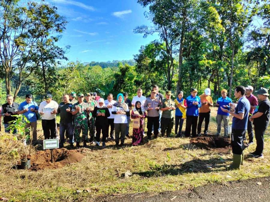 Polres Jepara Bersama Forkopimda Gelar Kerja Bakti dan Penghijauan di Batealit 