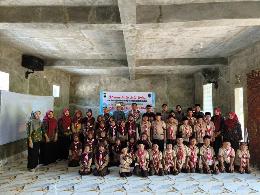 Satlantas Polres Jepara Edukasi Keselamatan Berlalu Lintas dan Anti-Bullying di MI Mambaul Masholih