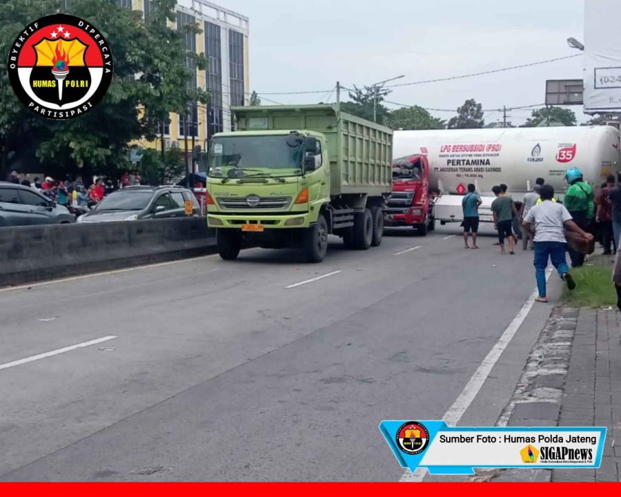 Sebuah Truk Tangki Bermuatan Elpiji Menabrak Dump Truk Diduga Akibat Rem Blong