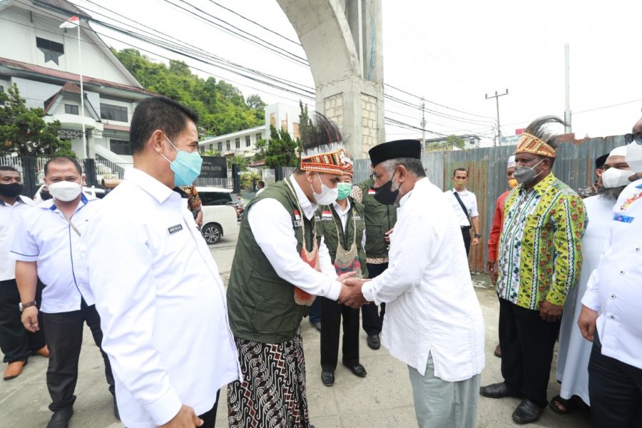 Taj Yasin Datang ke Papua Serahkan Bantuan Buat Masjid Raya Baiturrahim Papua