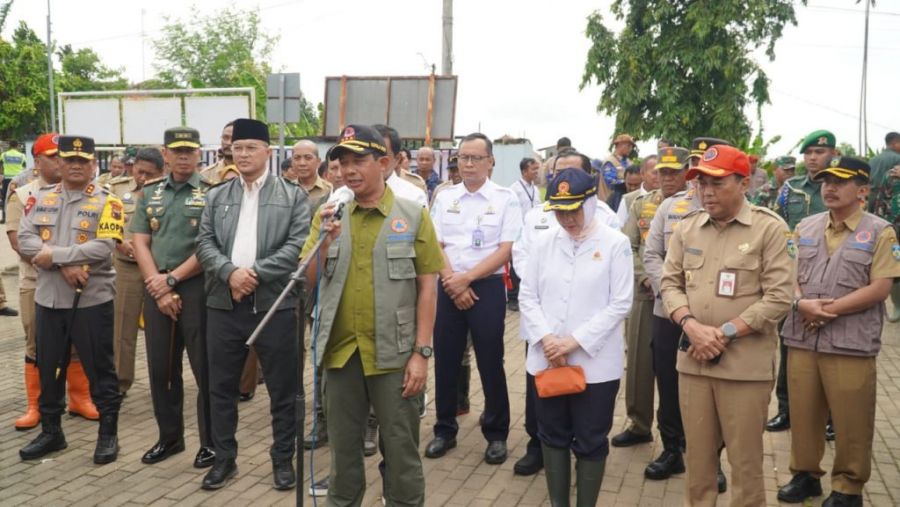 Tinjau Banjir di Jepara, Kepala BNPB Serahkan Bantuan Tunai dan Logistik