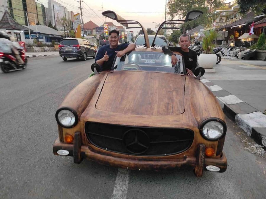 Ultraman Jepara Modifikasi Custom Mercedes-Benz 300 SL Gullwing Pakai Kayu Jati