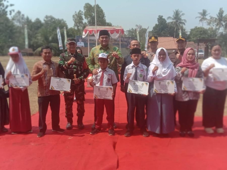 Wujud Kemanunggalan TNI dan Rakyat Membangun Desa