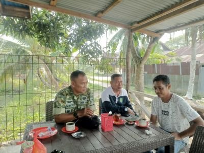 Jalin Keakraban,Babinsa Koramil 10/Pelangiran Ngopi Bersama Warga Kelurahan Sambil Berdiskusi Santai