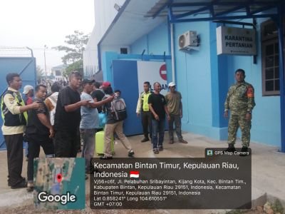 Koptu Roni Pasla Manalu Laksanakan Pengamanan dan Pemantauan KM. Bukit Raya di Pelabuhan Sei Kolak