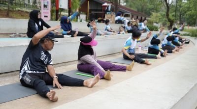 Lansia Semakin Bugar Diajak Olahraga Bersama PLN MCTN dan Cek Kesehatan Gratis Rayakan Hari Listrik Nasional