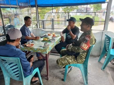 Ngopi Bareng Warga, Babinsa Koramil 03/Tempuling Perkuat Komunikasi di Sungai Salak