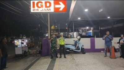 Patroli Malam, Babinsa Sukajadi Perkuat Komunikasi dengan Petugas Keamanan Rumah Sakit